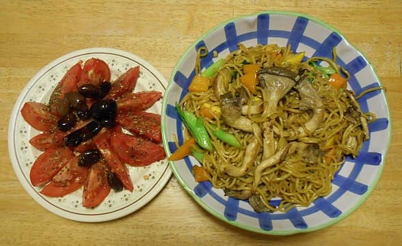 yakisoba with oyster mushrooms and tomatoes 08/16/21