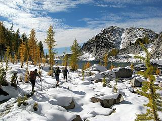 Hiking along the bonsai larch beach of Perfection Lake