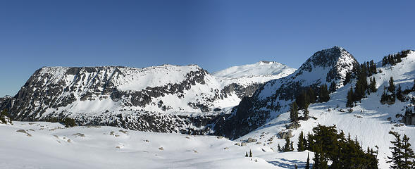 Panorama of the huge ridge that separates the Necklace Valley and the former Hinman Glacier