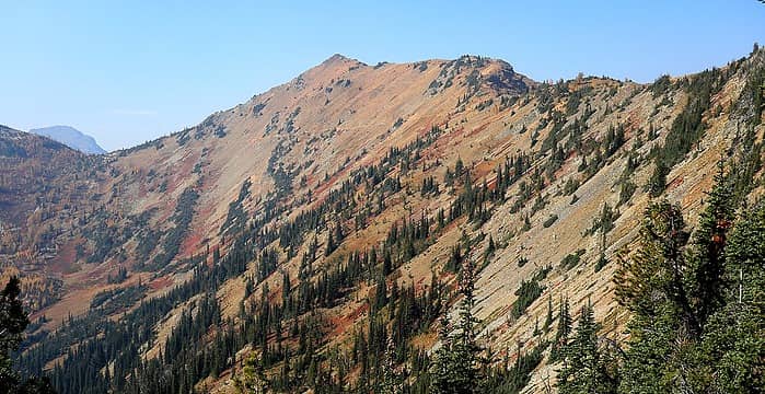 The PCT leading below Tatie to the Tatie-Cone col at right and Tatie-Syncline col at left.