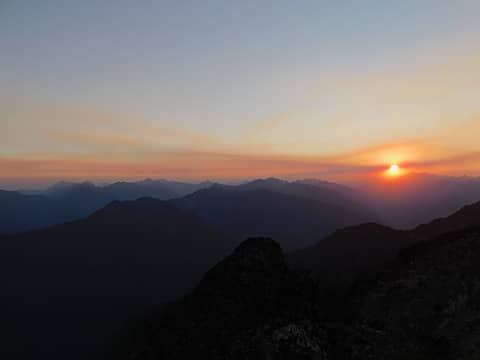 Smoky sunset over the Olympics from April Peak.  More pictures [url=https://photos.app.goo.gl/qGytmGxJ47nTq7X47]here[/url].