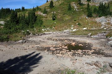 09:07 Dried up pond on the way to Lila Lake