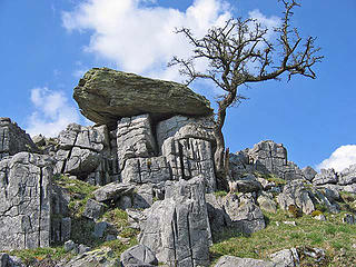 Norber erratic, UK, slate on limestone -  Ian Taylor photo (CC)