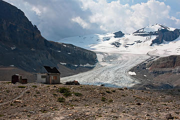 Hut. Closed. Boo.