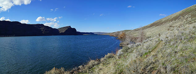 Hiking beside the Columbia River on Babcock Bench