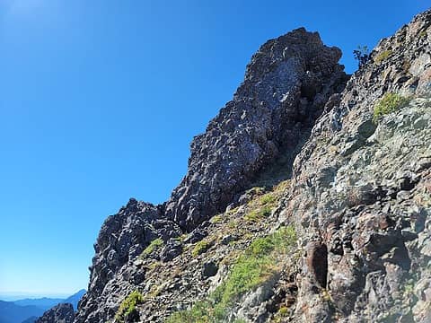 I headed right of this slug/schlong-shaped rock. There was a tiny tree in the righthand gap. I dropped down slightly past this before continuing the rising traverse.