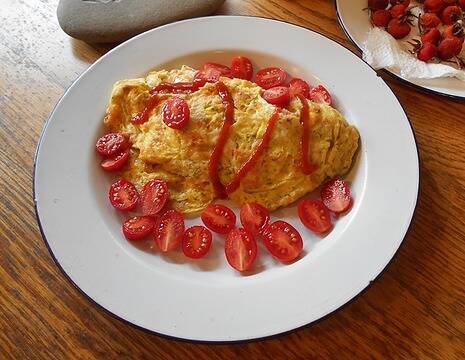 salmon and cheddar omelette with sriracha 09/26/21