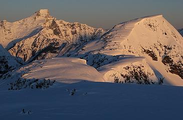 Full alpenglow on Luna & Stetattle Summit