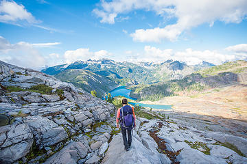 The gorgeous descent to Bacon Laken (near) and Green Lake (far)