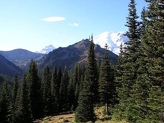 Zoom on Skyscraper with R, Little Tahoma and Burrows as backdrop