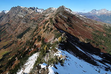 Looking north along the ridge. 7FJ and Maud to the right