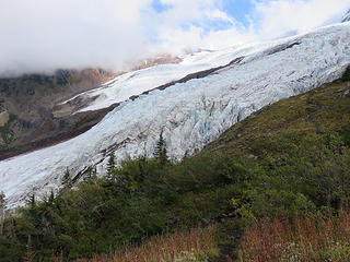 Looking southeast across the Coleman to the Roosevelt Glacier and The Bastille, which is a remnant of yet another pre-Mount Baker volcano. The Bastille volcano (flows dated at 322,000 yrs.) is about the same age as the Black Buttes volcano but is chemically distinct and its flows dip TOWARD the Black Buttes, so it was a distinct structure. There may have briefly been two simultaneously active volcanoes in the Baker volcanic field.