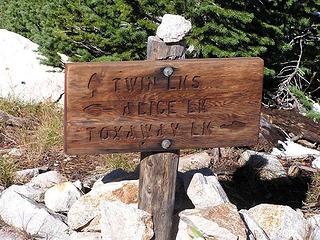 Trailmarker for Twin Lakes and towards Snowyside Pass