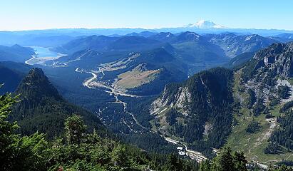 I don't have many nice things to say about the Snoqualmie summit trail.  The first mile from Alpental is a vertical root ladder; after that, it gets steep.  We were wise to pay our dues early, because after hitting the top, things just got better all day.  Morning summit pano from Snoqualmie...