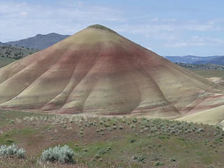 View west from the Painted Hills Overlook Trail.