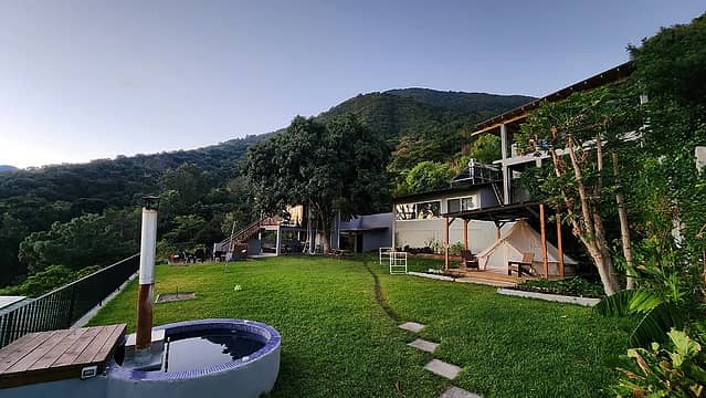 Hot tub and hangout field at Refugio del Volcan