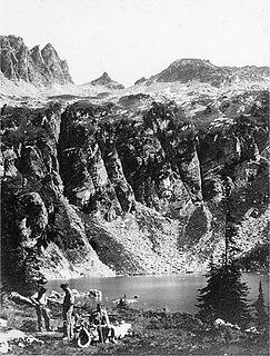 [url=https://digitalcollections.lib.washington.edu/digital/collection/watson/id/187/rec/13]Campsite at Cirque Lake underneath Bannock Mt (photo by Dwight Watson between 1933 and 1943)[/url]