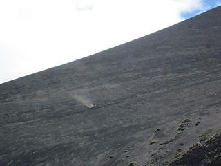 Leopoldo descending el Volcano Achen Niyeu