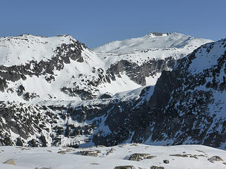 Looking back in the end of the Necklace Valley, with the ridge that hides the La Bohn Lakes and Mt. Hinman in background